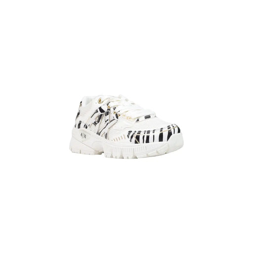 Armani Exchange Baskets noires à enfiler pour femmes, avec une tige en polyester blanc ornée de larges rayures zébrées noires et de détails métalliques.