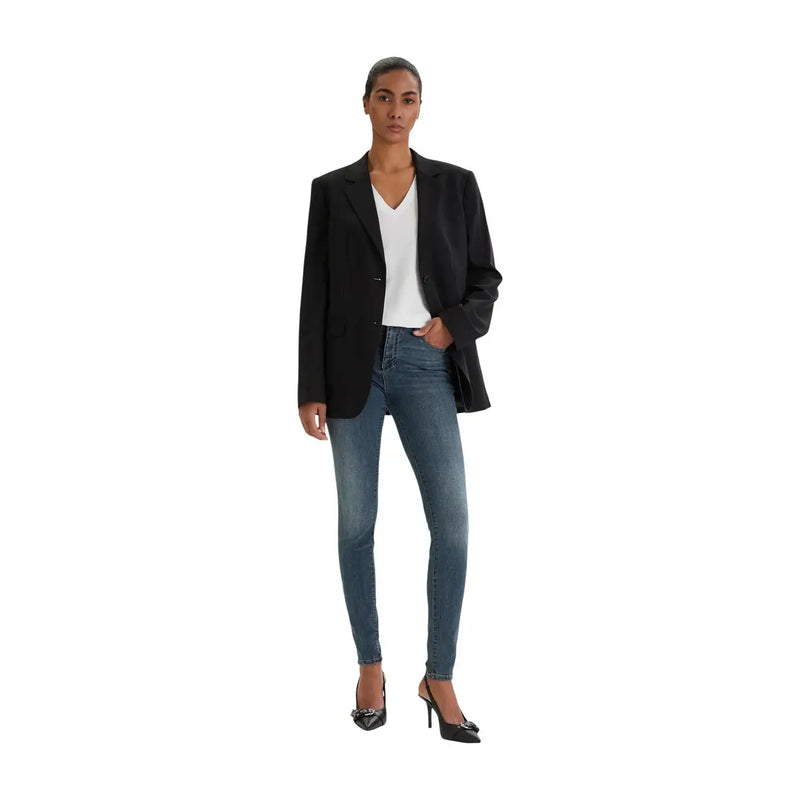 Blazer noir à la coupe structurée et à simple boutonnage, associé à armani exchange jean stretch bleu pour femme