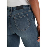 Image du verso de armani exchange Jean en denim stretch bleu pour femme, en denim bleu délavé moyen, avec poches classiques et étiquette en cuir noir.