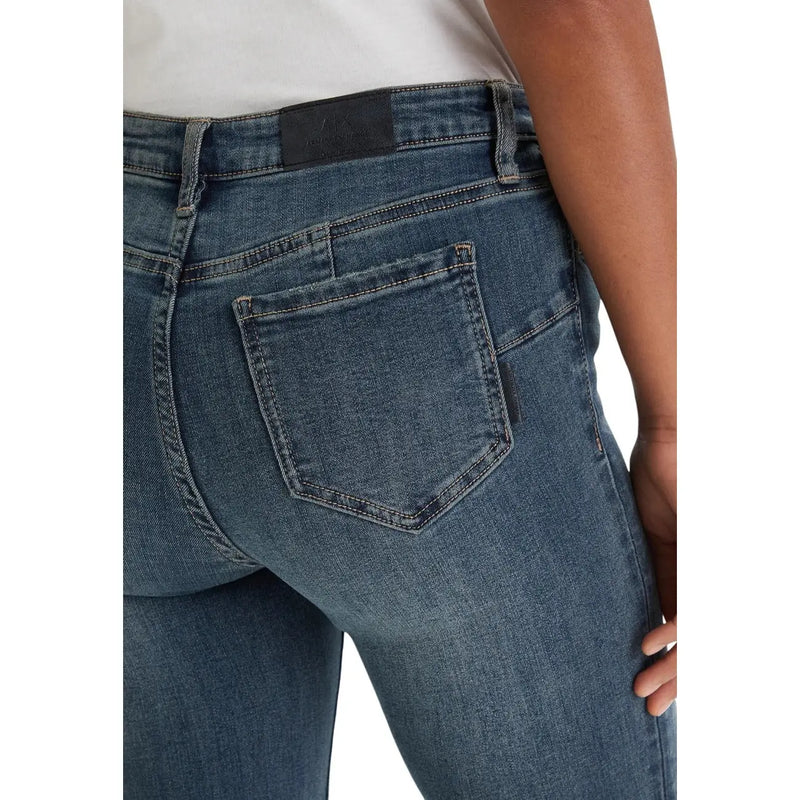 Image du verso de armani exchange Jean en denim stretch bleu pour femme, en denim bleu délavé moyen, avec poches classiques et étiquette en cuir noir.