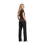 Une femme porte un Armani Exchange T-shirt à paillettes en coton marron à col en V pour femme, avec pantalon noir à jambes droites