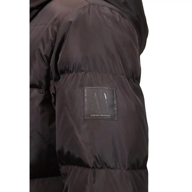 Armani Exchange Doudoune marron pour femme, matelassée, avec logo noir sur la manche.