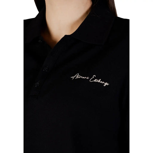 Noir Armani Exchange Polo en coton pour femme avec logo blanc brodé sur la poitrine et col rond.