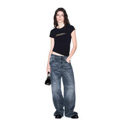 Armani Exchange T-shirt court noir en coton pour femme, orné d'une chaîne dorée sur la poitrine et d'un col rond.