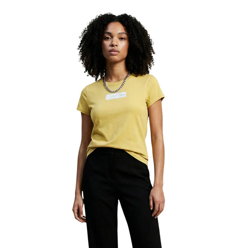 Armani Exchange T-shirt jaune en coton pour femme, col rond, manches courtes et étiquette rectangulaire blanche discrète sur la poitrine.