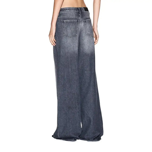 Armani Exchange vue de dos d'un jean en denim bleu foncé délavé à jambes larges