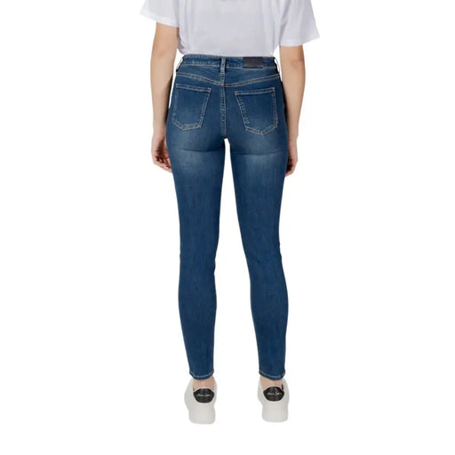 Armani Exchange Jean slim bleu clair pour femme, vue de dos