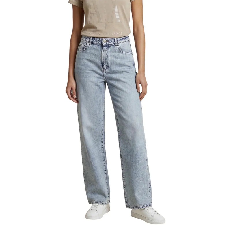 Jean en denim clair délavé, coupe droite et cinq poches classiques, en coton lyocell. Armani Exchange femmes