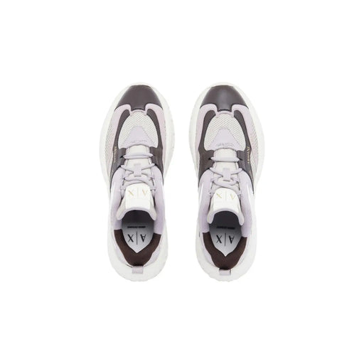 Armani Exchange Ces baskets slip-on pour femmes présentent un design épais en polyuréthane gris et blanc avec des détails noirs.