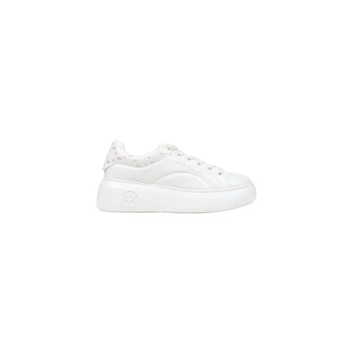 Armani Exchange Baskets blanches à enfiler pour femmes, en polyuréthane brillant, avec plateforme et détails discrets au talon.