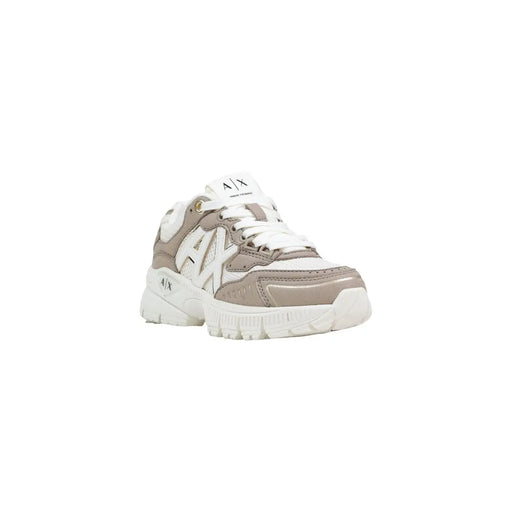 Un beige et blanc Armani Exchange Baskets pour femmes avec semelle épaisse et empiècements en mesh, en polyamide élasthanne.