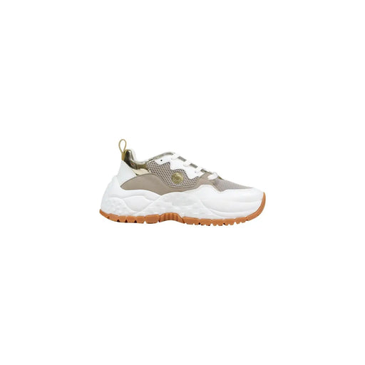 Armani Exchange Baskets pour femmes en polyuréthane blanc avec empiècements en mesh beige épais, logo doré et semelle en gomme.
