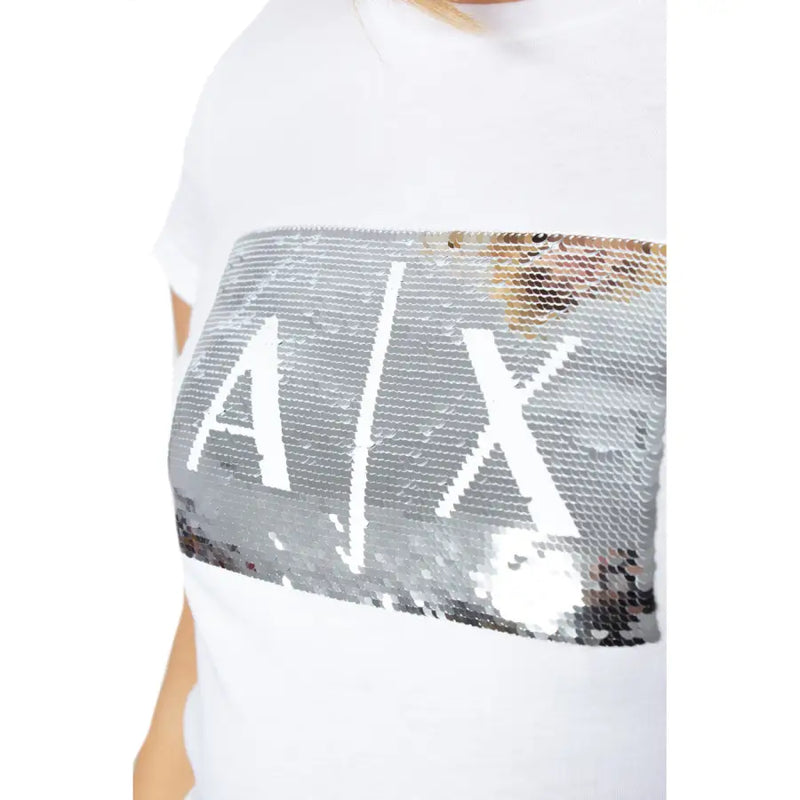 Armani Exchange femme coton blanc t-shirt avec un écusson logo hache rectangulaire audacieux en sequins argentés et dorés