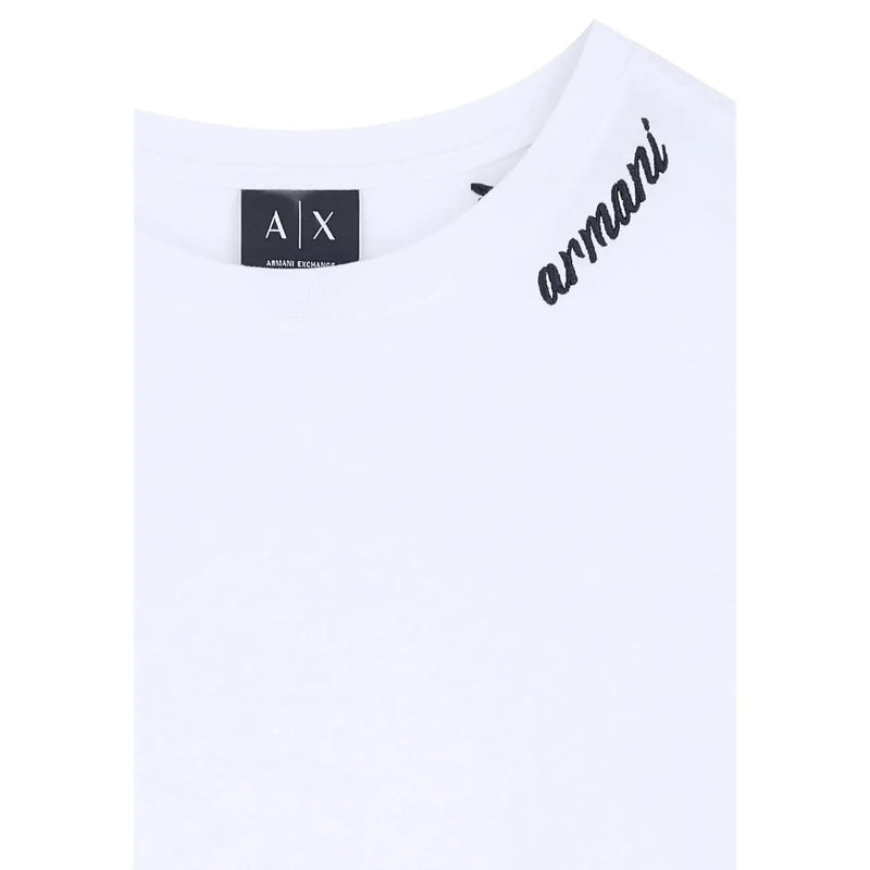 Armani Exchange T-shirt blanc en coton pour femme, col rond, avec logo brodé noir sur l'épaule et étiquette assortie au col.