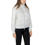 Armani Exchange Veste blanche à capuche pour femme en nylon, dotée d'un design matelassé, d'un col montant et de poignets côtelés.