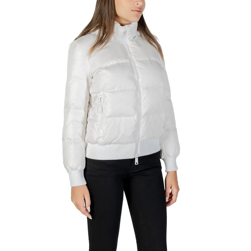 Armani Exchange Veste blanche à capuche pour femme en nylon, dotée d'un design matelassé, d'un col montant et de poignets côtelés.