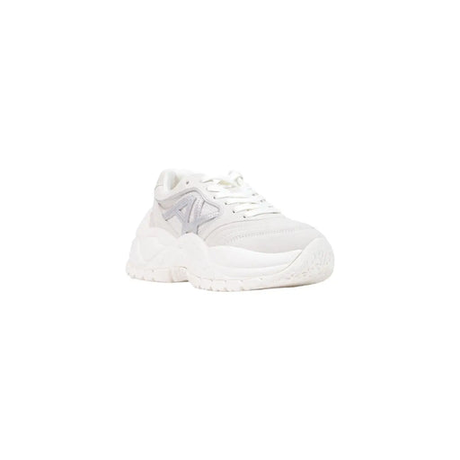 Armani Exchange Baskets compensées blanches en cuir pour femme, à enfiler, avec logo argenté sur le côté.