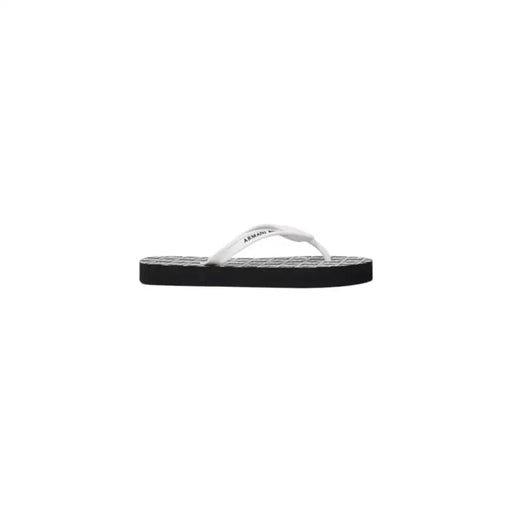 Armani Exchange Tongs blanches en caoutchouc avec semelle texturée et bride de marque