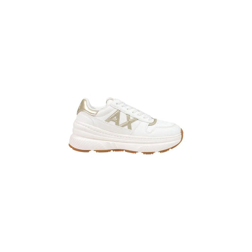 Armani Exchange Baskets blanches pour femmes en polyuréthane à enfiler, avec détails dorés métallisés et semelle épaisse.
