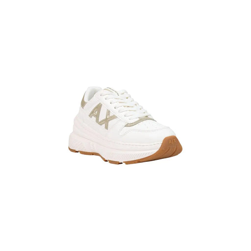 Armani Exchange Baskets blanches pour femmes, en polyuréthane, avec détails dorés métallisés et semelle en caoutchouc beige.