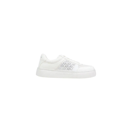 Armani Exchange Baskets compensées blanches pour femmes, en textile brillant, avec un motif de hache argenté sur le côté.
