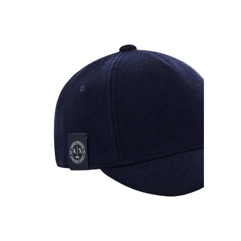 Armani Exchange Bonnet en laine pour homme, bleu marine foncé, avec logo brodé noir sur le côté (vue de profil).