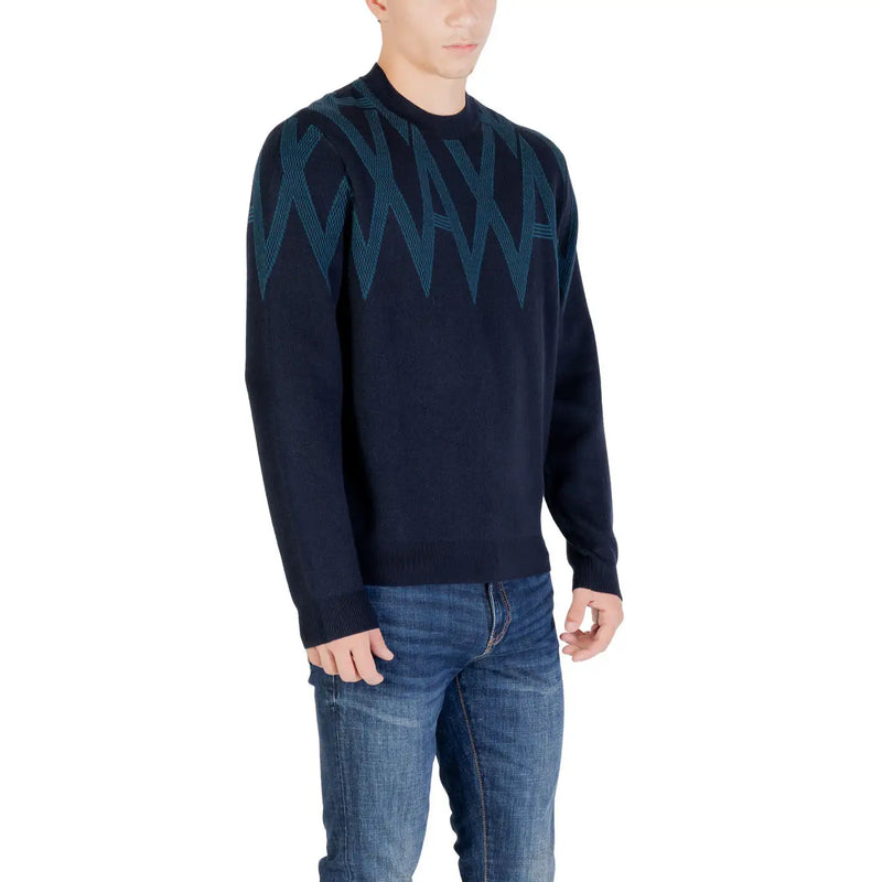 Armani Exchange Pull en laine pour homme, bleu marine foncé, orné d'un motif géométrique turquoise audacieux sur les épaules et la poitrine (vue de face).