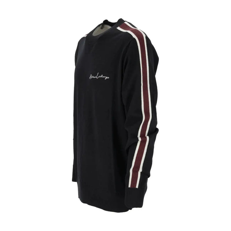 Armani Exchange Pull en laine pour homme noir à rayures blanches et bordeaux sur les manches et logo sur la poitrine, vue de face