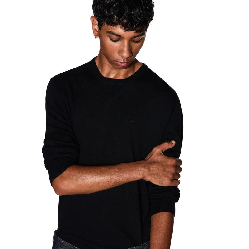 Armani Exchange Pull en laine noire pour homme avec logo brodé discret sur la poitrine, vue de face