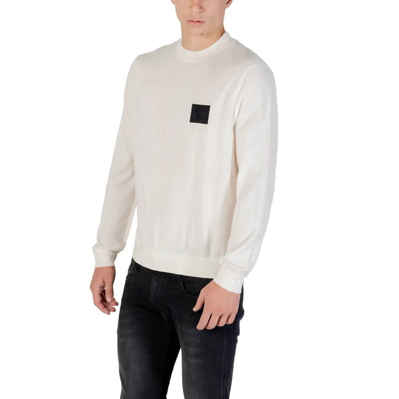 Armani Exchange Pull en laine pour homme couleur crème avec un empiècement carré noir sur la poitrine gauche, vue de face