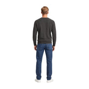 Armani Exchange Pull en laine pour homme gris foncé avec détails en maille côtelée, porté par un mannequin