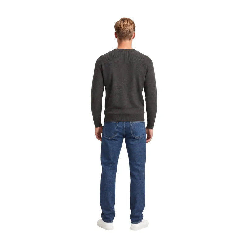 Armani Exchange Pull en laine pour homme gris foncé avec détails en maille côtelée, porté par un mannequin