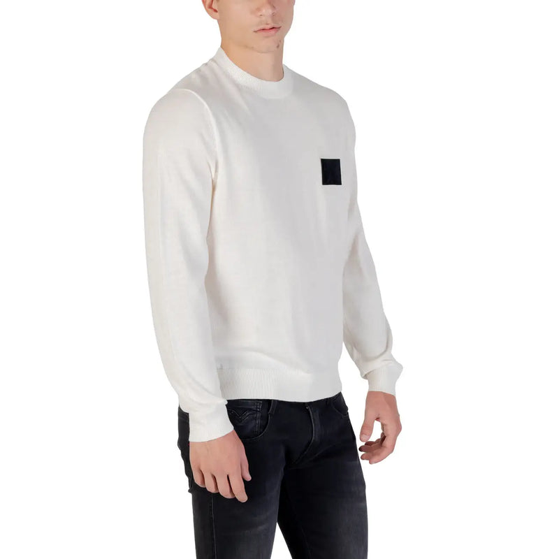 Armani Exchange Pull en laine blanc pour homme avec un écusson carré noir sur la poitrine gauche, vue de face