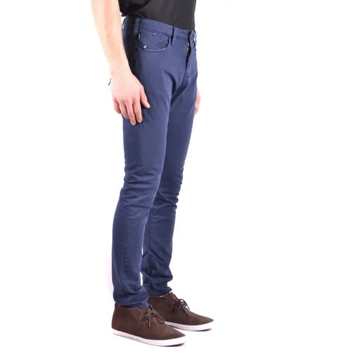 Dark blue slim fit jeans with brown lace-up shoes and black t-shirt