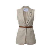 Blazer sans manches beige en polyester pour femme, avec col à revers et ceinture en cuir marron.