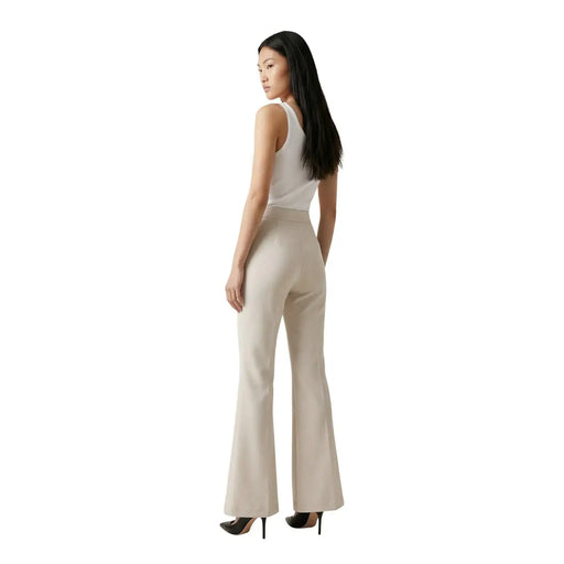 Pantalon beige évasé taille haute pour femme Artigli, coupe élégante et ajustée, en polyester et élasthanne, fermeture éclair et bouton.