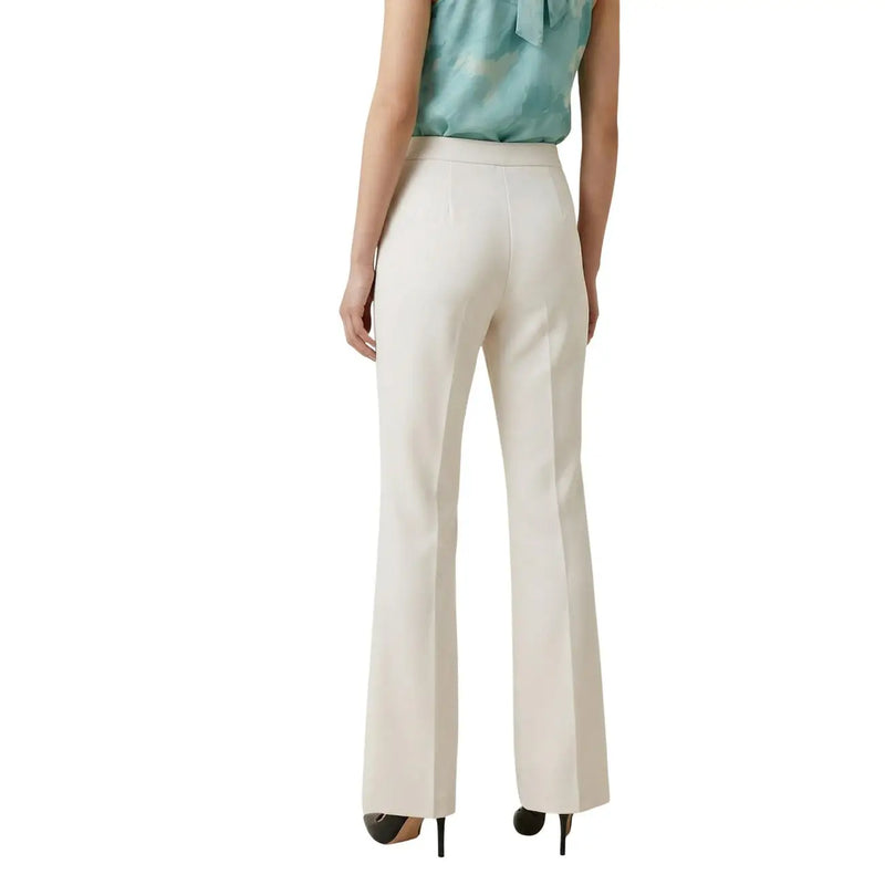 Pantalon Artigli pour femme, couleur crème, taille haute, coupe cintrée, jambes évasées, plis au dos, fermeture éclair sur le devant et poches.
