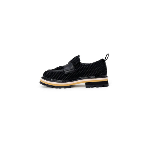 Chaussure à enfiler en cuir noir pour femme, ornée d'un motif tissé noir, d'une bride brillante et d'une semelle plateforme à plusieurs niveaux.