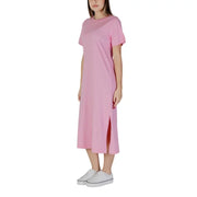 A soft pink short-sleeved midi cotton dress with round neck and side slit by B.young