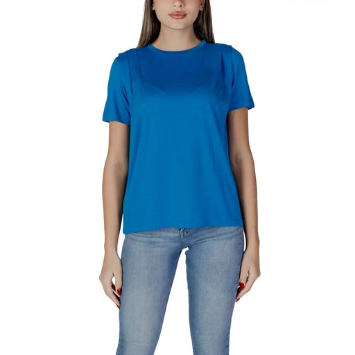 Bright blue short-sleeved B.young women’s t-shirt with round neck and subtle ruching at the shoulders