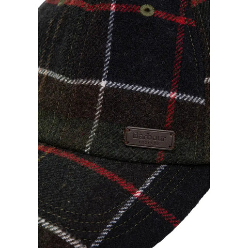 Casquette Barbour Galingale pour homme en laine à carreaux vert foncé et rouge avec étiquette en cuir marron, vue de face