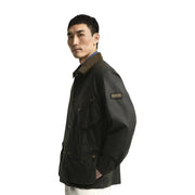 Veste Barbour International pour homme en coton ciré vert foncé, col marron et poches à rabat boutonnées.
