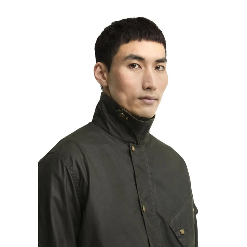 Veste Barbour International pour homme, en coton ciré vert olive foncé, avec boutons en laiton et col montant.
