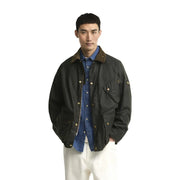 Veste Barbour International pour homme en coton ciré vert, col marron et boutons en laiton, idéale pour les activités de plein air.