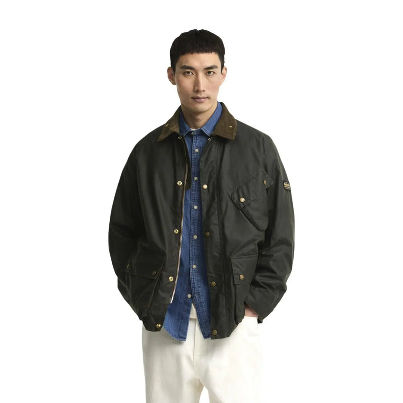Veste Barbour International pour homme en coton ciré vert, col marron et boutons en laiton, idéale pour les activités de plein air.