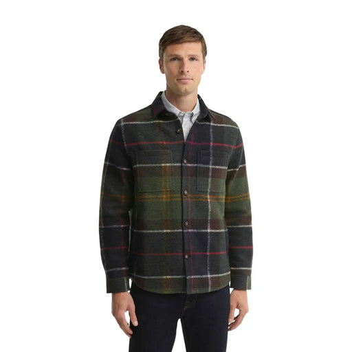 Veste blazer Barbour pour homme, en laine mélangée verte, présentée avec une chemise boutonnée en flanelle à carreaux vert foncé et bordeaux avec poches poitrine.