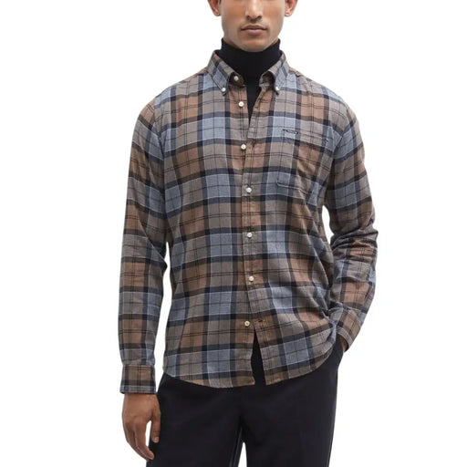 Chemise Barbour pour homme, manches longues, à carreaux marron, gris et noirs discrets, idéale pour une tenue décontractée.