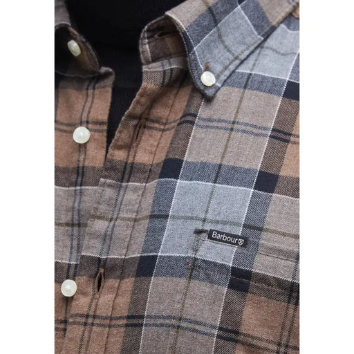 Chemise Barbour pour homme, à carreaux marron, gris et marine, boutons blancs et étiquette Barbour sur la poche poitrine.