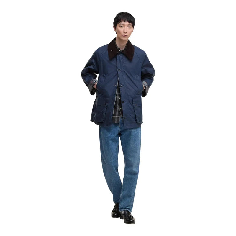 Blazer Barbour pour homme en coton ciré bleu marine avec col marron foncé et chemise à carreaux portée en dessous (vue de face)