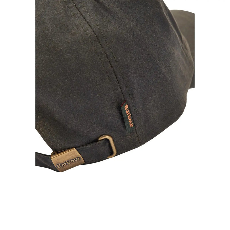 Casquette de baseball Barbour pour homme en coton ciré olive foncé avec boucle en laiton et étiquette de marque (vue de face)
